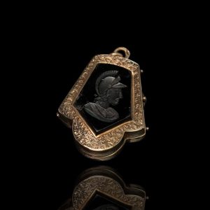 Antiek 14 krt gouden medaillon met glazen intaglio