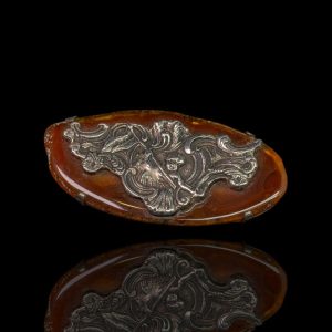 Agaten broche met Amor in zilveren montuur