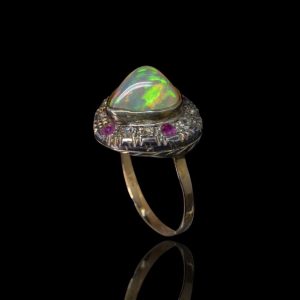 Gouden Engelse ring met opaal, robijnen en diamanten in zilver gezet (9 krt.)