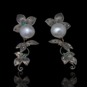 Paar zilveren oorhangers met parel en smaragden