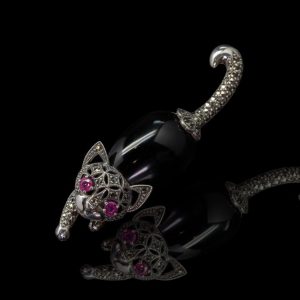 Zilveren poezen broche met onyx en robijntjes in de ogen