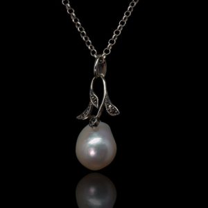 Zilveren hanger met parel en marcasiet aan zilver collier