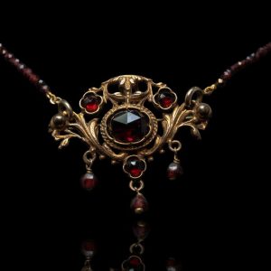 Granaten collier aan gouden slot met verguld zilveren midden applique met granaten