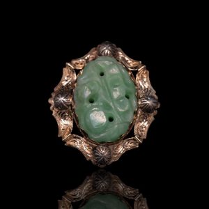 14 krt gouden broche/hanger met gesneden jade