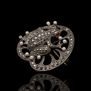 Zilveren broche met kikker met pareltjes en granaat