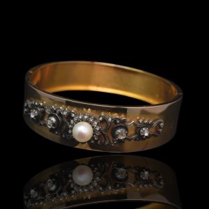 14 krt gouden bangle met applique, waarin parel en diamanten