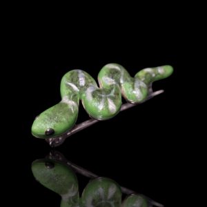 Zilveren geëmailleerde slangen broche