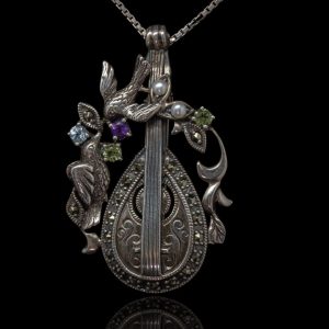 Zilveren snaarinstrument als hanger/broche, met o.a. amethist, peridot en parels, aan zilver collier