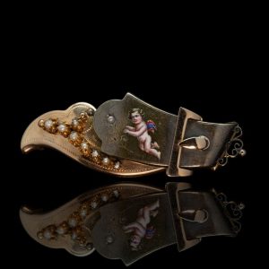 14 krt. gouden antieke broche met echte natuurlijke parels en polychrome emaille geschilderd putti op zilver