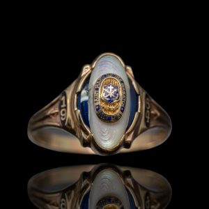 10 krt. gouden amerikaanse college ring uit 1964 met emaille, onyx, parelmoer, en 10 krt gouden applique