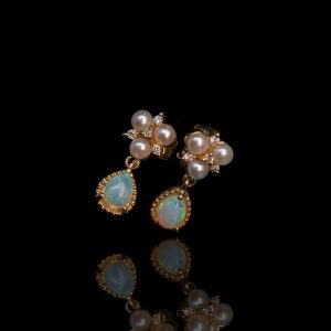 Paar 18 krt gouden oorknoppen met diamanten parels en opaal