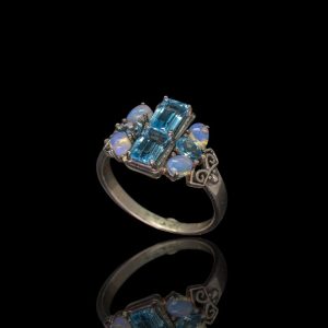Zilveren ring met blauw topaas en opalen