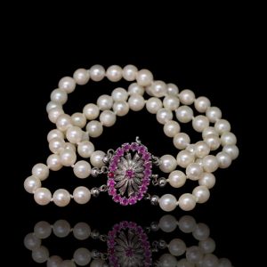 3-strengs gecultiveerde parel armband met een 18 krt wit gouden slot met robijnen