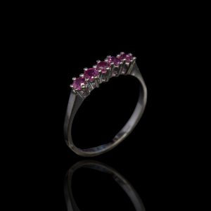 14 krt wit gouden rij-ring met robijnen