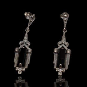 Paar zilveren oorhangers met onyx en markasiet