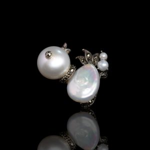 Zilveren broche met parels en parelmoer in de vorm van een eendje