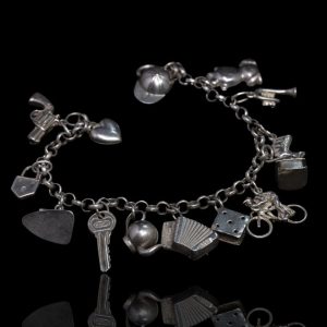 Oude zilveren bedelarmband met 14 oude zilveren bedels
