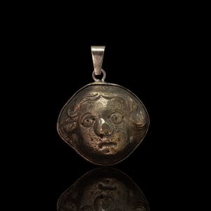 Romeins bronzen hoofd in gouden hanger