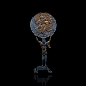 Etrusken, handgemaakt koperen beeld naar etruskisch voorbeeld uit de 5e eeuw voor Christus met voorstelling van een liefdes echtpaar gedragen door de voorloper van Atlas