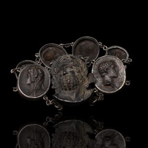 Zilveren schakelarmband met mythologische amuletten