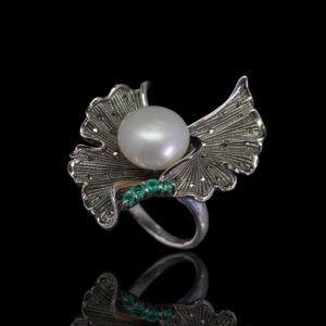Zilveren ring met smaragd en parel