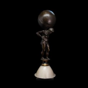 Atlas, gepatineerd brons staande op een albasten voet, ca. 1900
