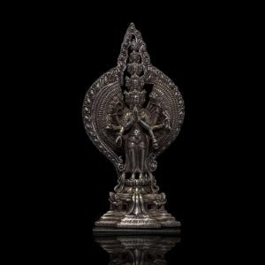 Zilveren bodhisattva met gezichtsuitdrukkingen