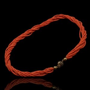 Bloedkoraal collier aan 14 krt. gouden slot