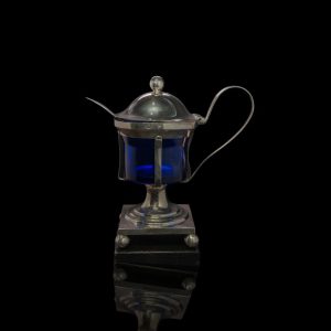 Antieke zilveren empire mosterdpot, ca. 1800, waarbij een lepeltje met Amsterdams keur
