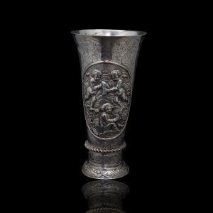 Antieke zilveren feestelijke gelegenheidsbeker, versierd met musicerende cherubijnen, en hand gegraveerde florale versiering, Engeland, ca. 1880