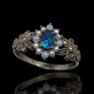 Zilveren entourage ring met opaal en parels
