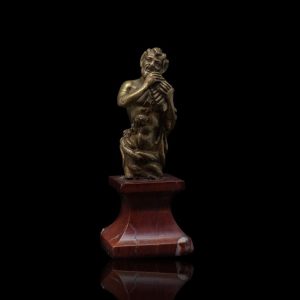 Antiek bronzen sculptuur van een fluit spelende Pan, op de panfluit, op marmeren sokkel, Frankrijk, 19e eeuw