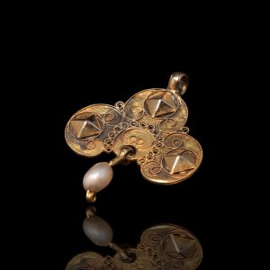 Gouden klederdracht hanger met parel