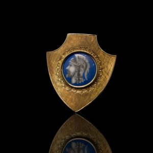 Gouden broche met klassiek geschilderde soldaat