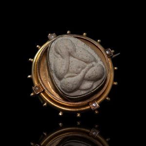 Gouden medaillon broche met Phra Pidta amulet