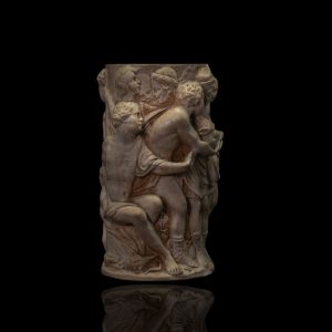 Krijtsteen/pijpaarde penselenbeker, met voorstelling van Goden uit de oudheid, gesigneerd