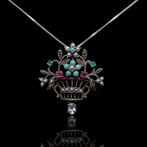 Zilveren neo biedermeier bloemenmandje, als hanger met turquoise, topaas, smaragd, robijn en echte natuurlijke pareltjes