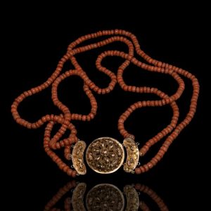 Klederdracht, 3-strengs bloedkoraal collier aan antiek gouden slot