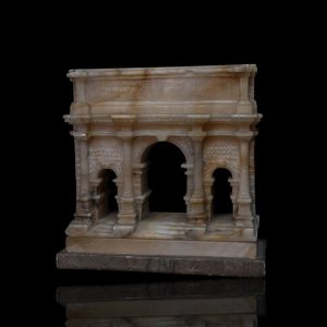 Albasten Romeinse poort op marmeren voet