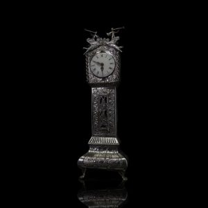 Zilveren tafelstuk als miniatuur staand horloge