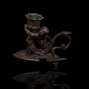 Bronzen bewerkte kandelaber met een kaars dragende engel, ca. 1880