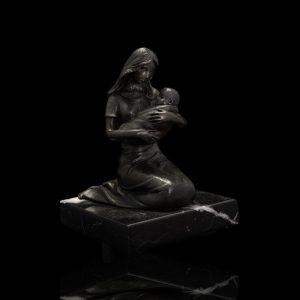 Bronzen sculptuur van een moeder met kind op een marmeren voet, in Art Nouveau stijl