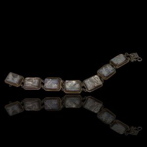 Zilveren schakelarmband met parelmoeren strijdwagen