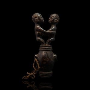 Gesneden houten, zg.: “Chokwe” fluitje uit de Belgische Kongo, Werner Collectie, met certificaat
