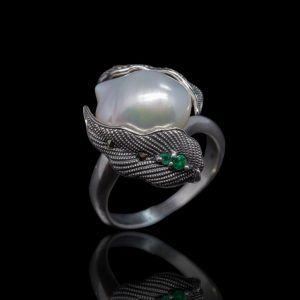 Zilveren ring met parels en smaragd