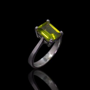 Zilveren ring met rechthoekige peridot
