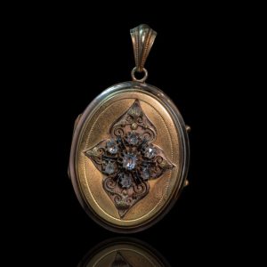 14 krt gouden medaillon met zeven roos geslepen diamanten in filigraan zetting aan fluwelen band
