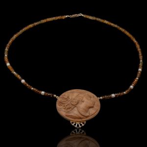 Toermalijn collier met gouden bolletjes, slot en midden applique, waarin een camée