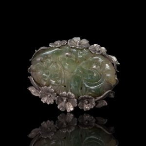 Zilveren broche met gesneden jade