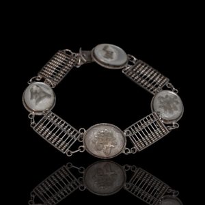 Antieke zilveren Chinese schakelarmband met werkende telraampjes en gouden Chinese karaktertekens op parelmoer